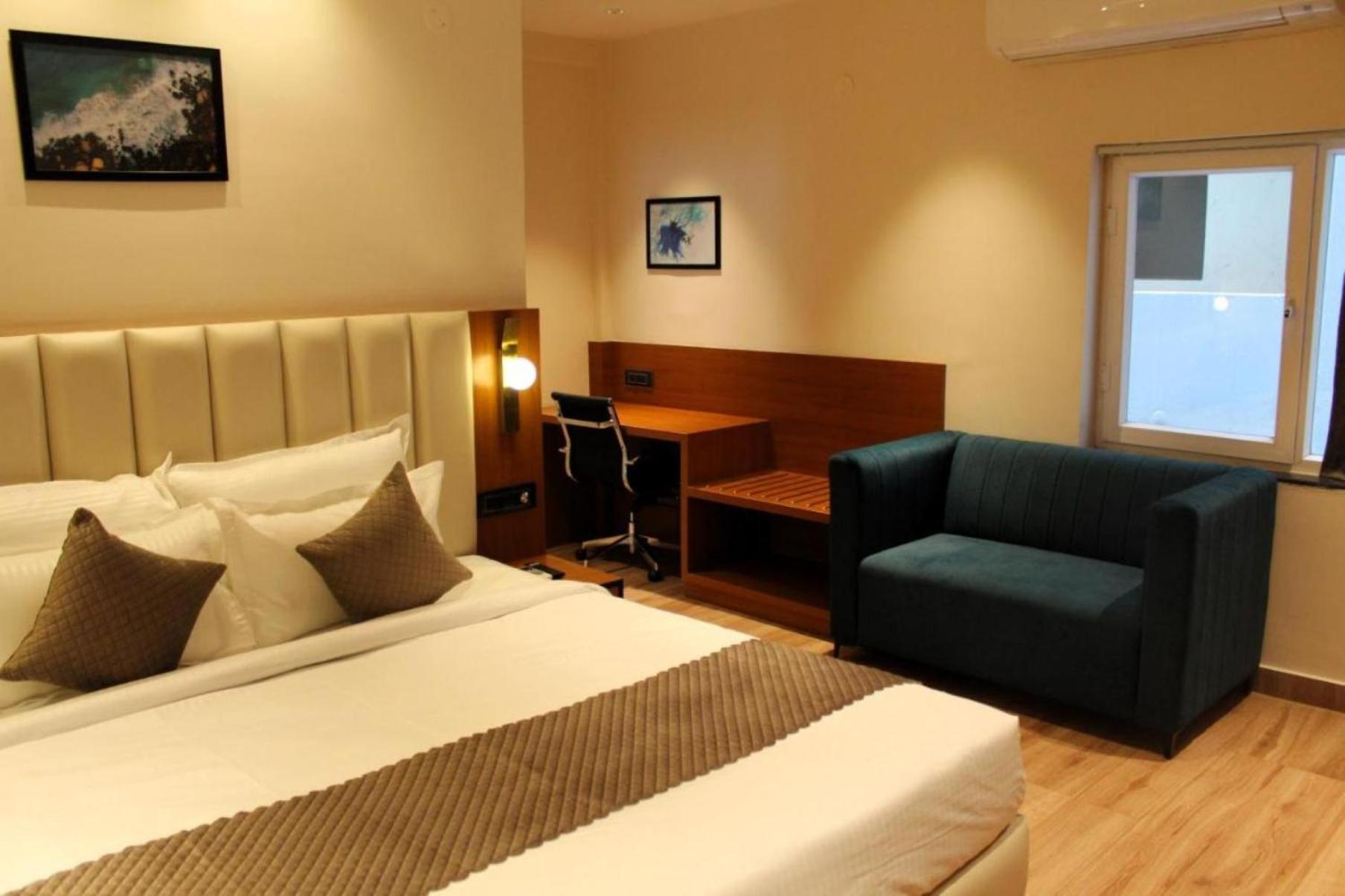 Tmr Krone Near Igi Airport Delhi 4*